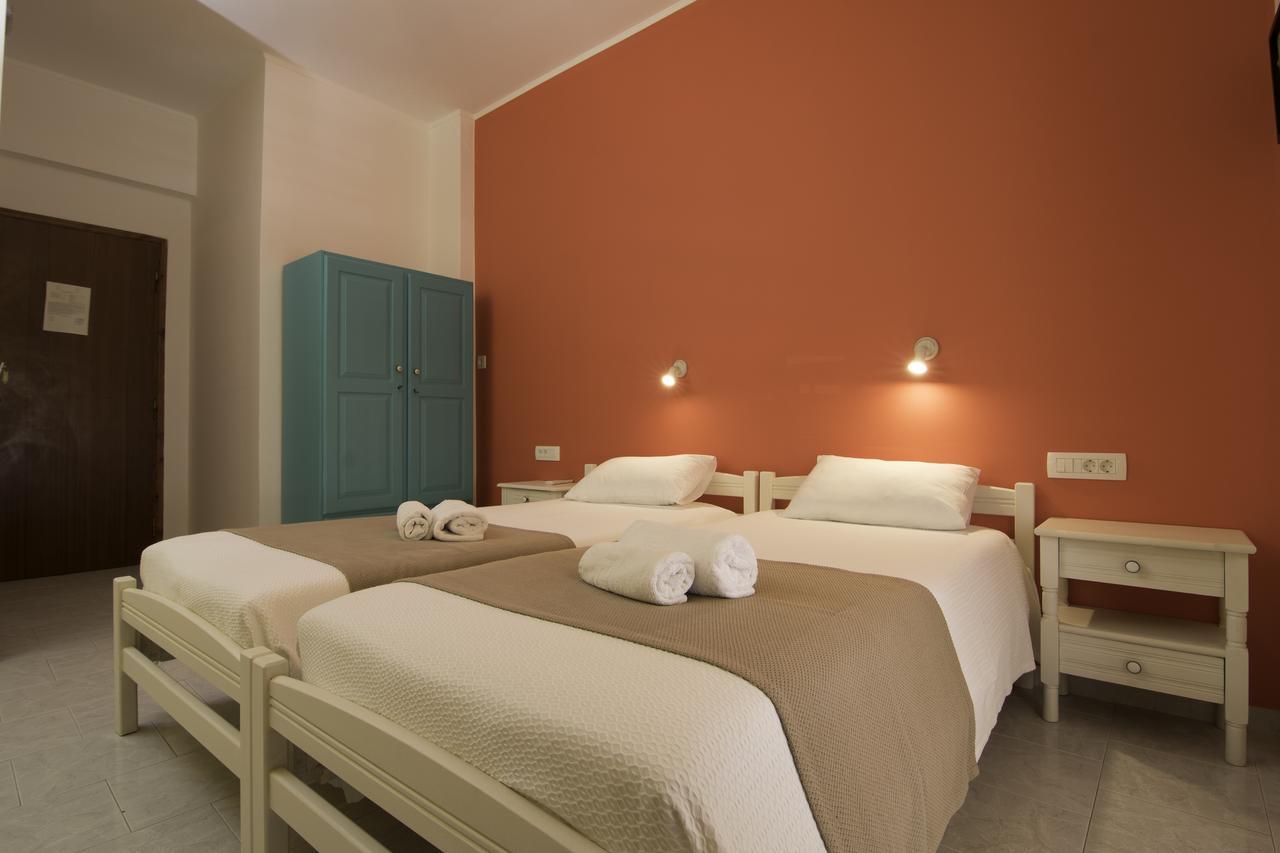 Niki Rooms Palaiochora Bagian luar foto